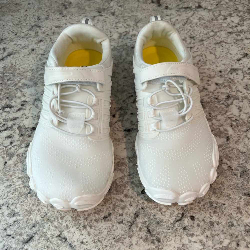 Sports white barefoot sneaker size 8.5 (39) excellent condition worn once